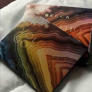 BECCA Volcano Goddess Palette - Vibrant Multicolor